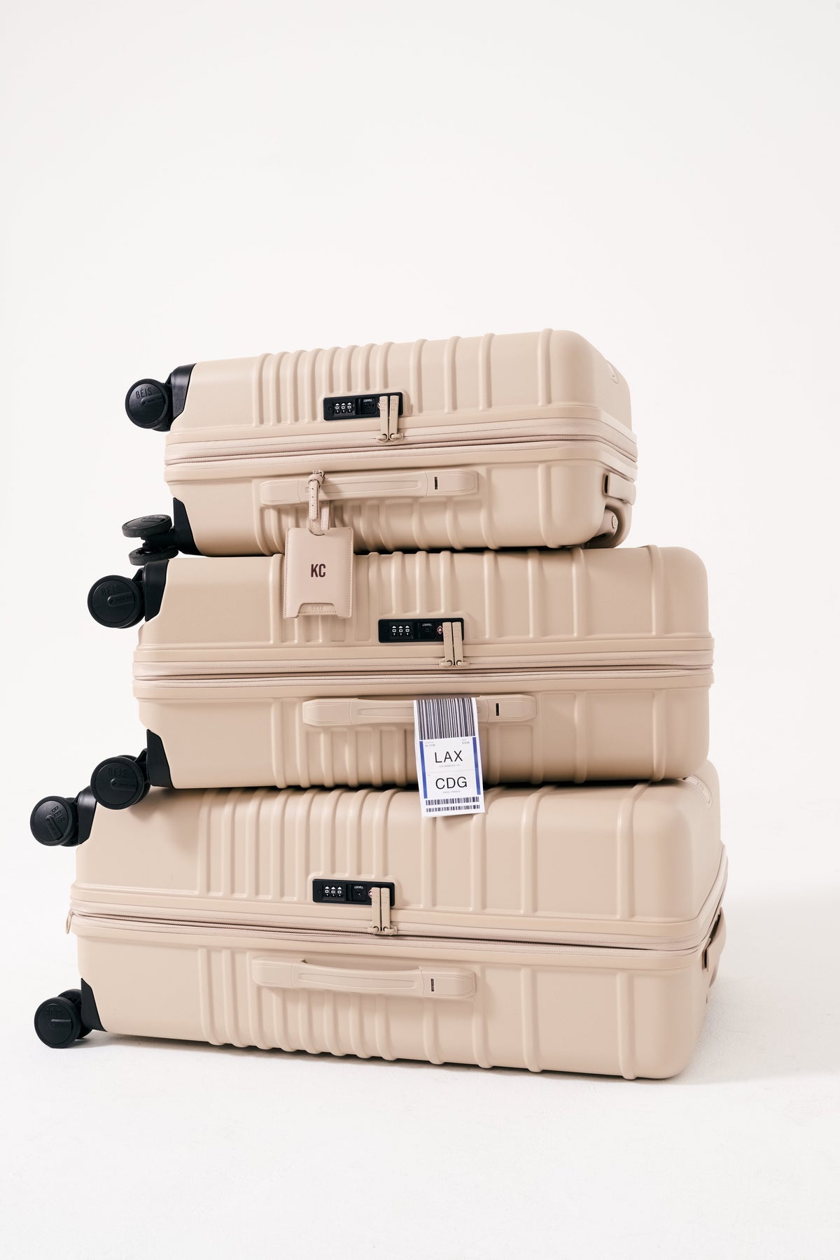 La grande valise à roulettes beige