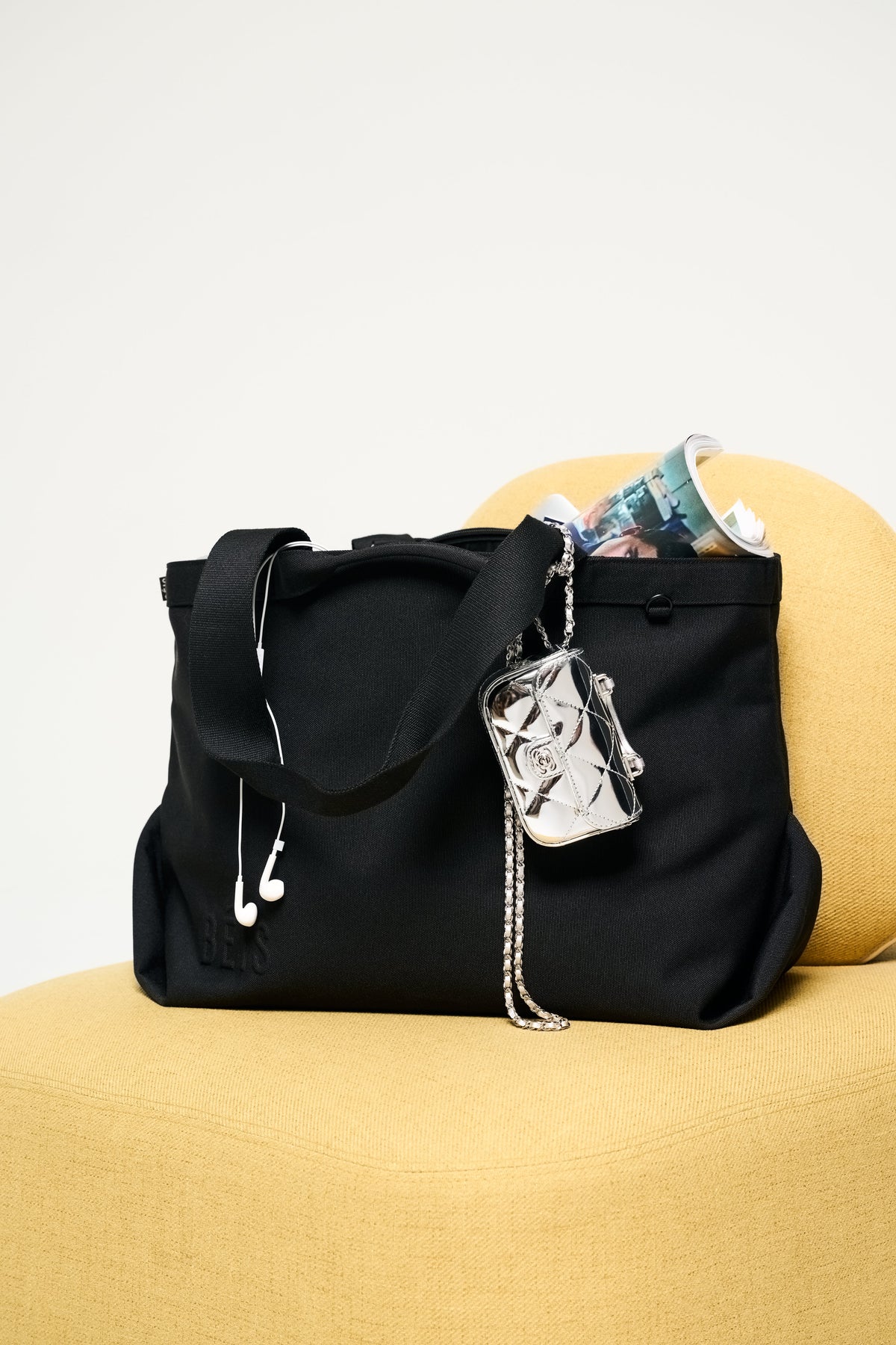 El bolso tote de viaje en negro