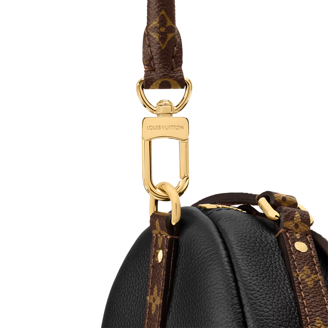 The "Express PM"—a model favored by Lisa—features a sophisticated, urban design; it’s a versatile bag that perfectly complements autumn and winter outfits.