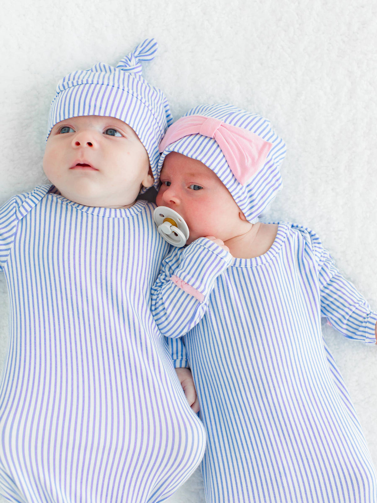 Set aus Nachthemd mit Knotenabschluss und Mütze für Babyjungen, gestreift, Immergrün, aus Bambus-Elasthan