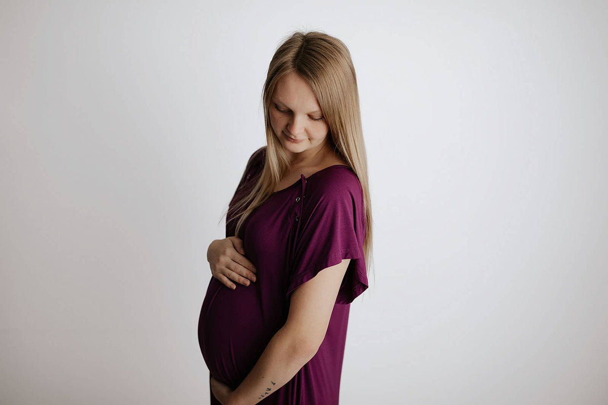Pflaumenviolettes Umstands-Geburts- und Stillnachthemd