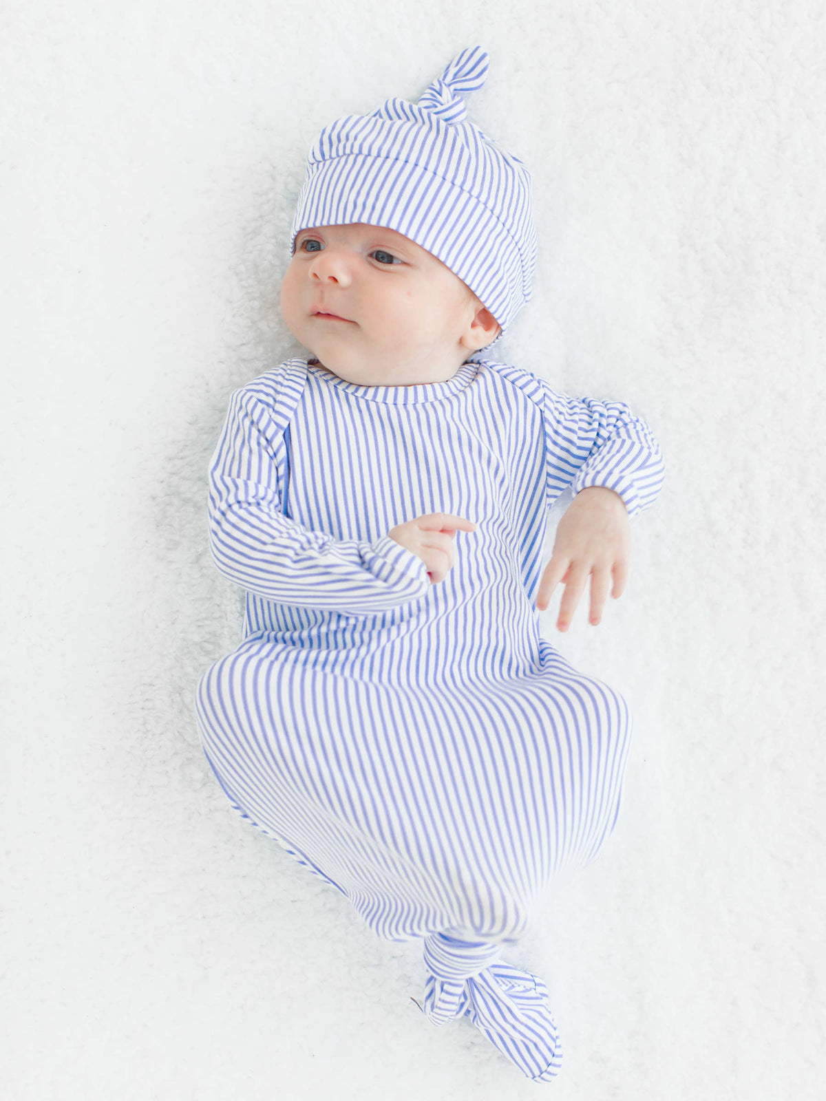 Set aus Nachthemd mit Knotenabschluss und Mütze für Babyjungen, gestreift, Immergrün, aus Bambus-Elasthan