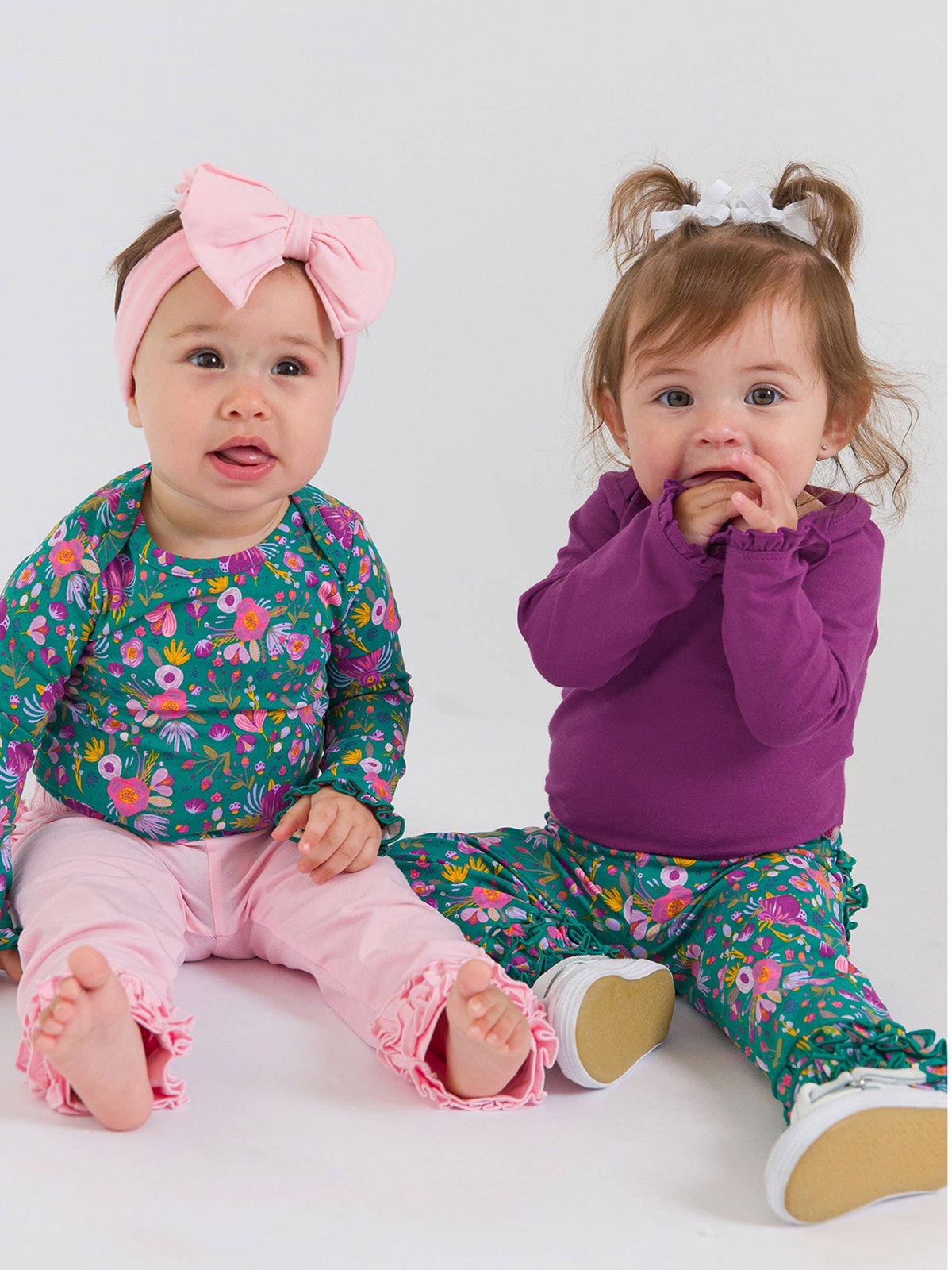 Pflaumenfarbener Langarm-Body mit Rüschen aus Baumwoll-Elasthan-Strick