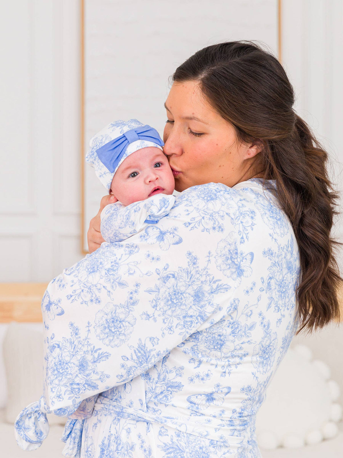 Bambus-Elasthan-Schlafsack mit Rüschen, Knoten und Schleifenmütze, Periwinkle Butterfly Toile, für Babymädchen