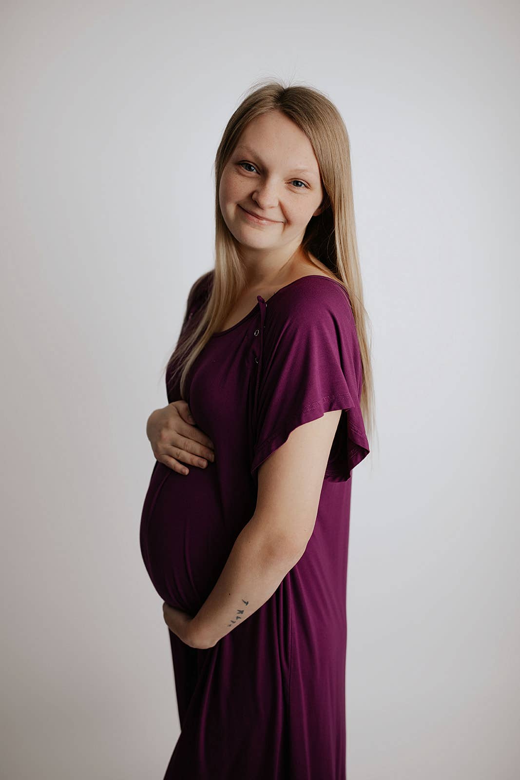 Pflaumenviolettes Umstands-Geburts- und Stillnachthemd