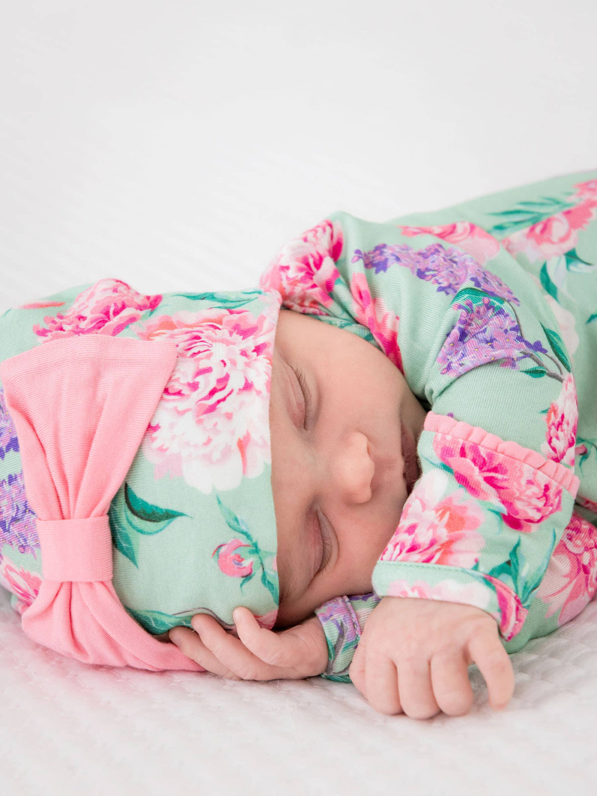 Conjunto de camisón de dormir anudado con volantes y gorro con lazo para bebé niña, estampado floral Sage Garden de bambú y elastano