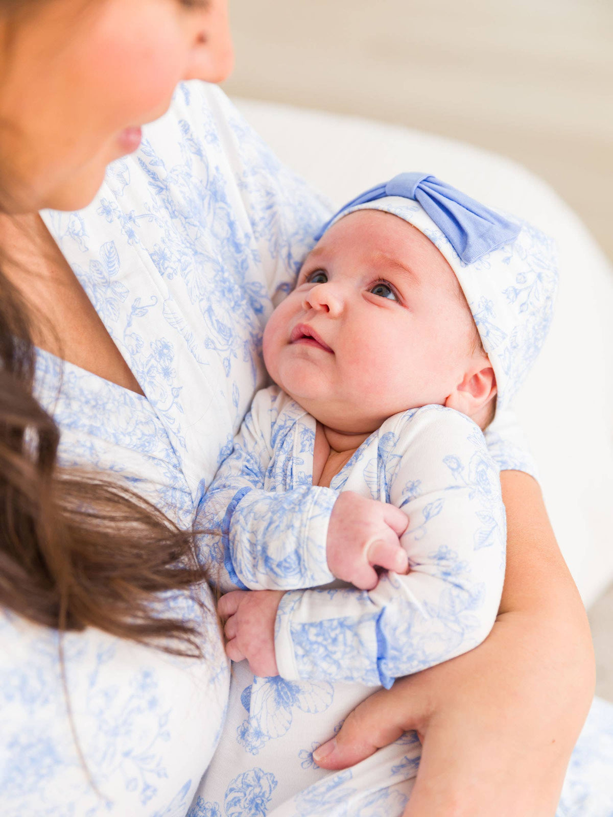 Bambus-Elasthan-Schlafsack mit Rüschen, Knoten und Schleifenmütze, Periwinkle Butterfly Toile, für Babymädchen