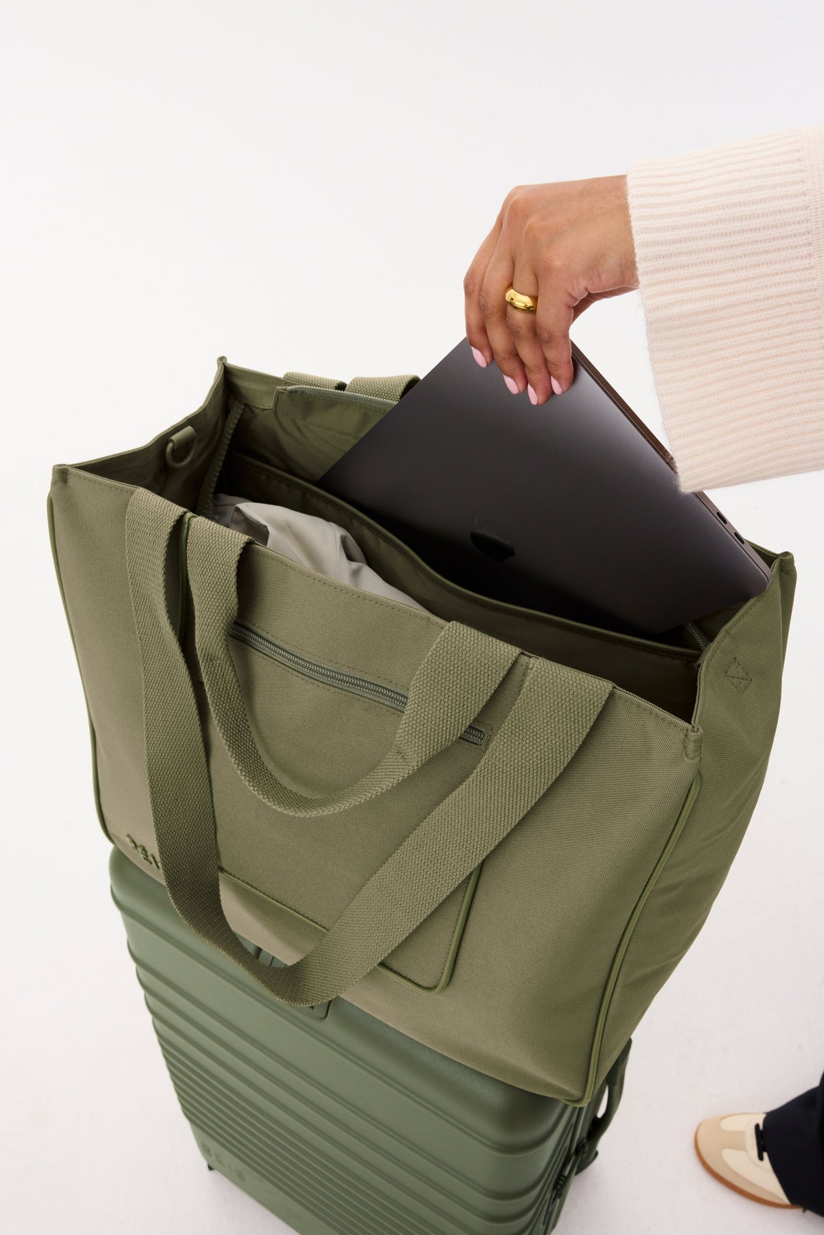 El bolso tote East To West en oliva