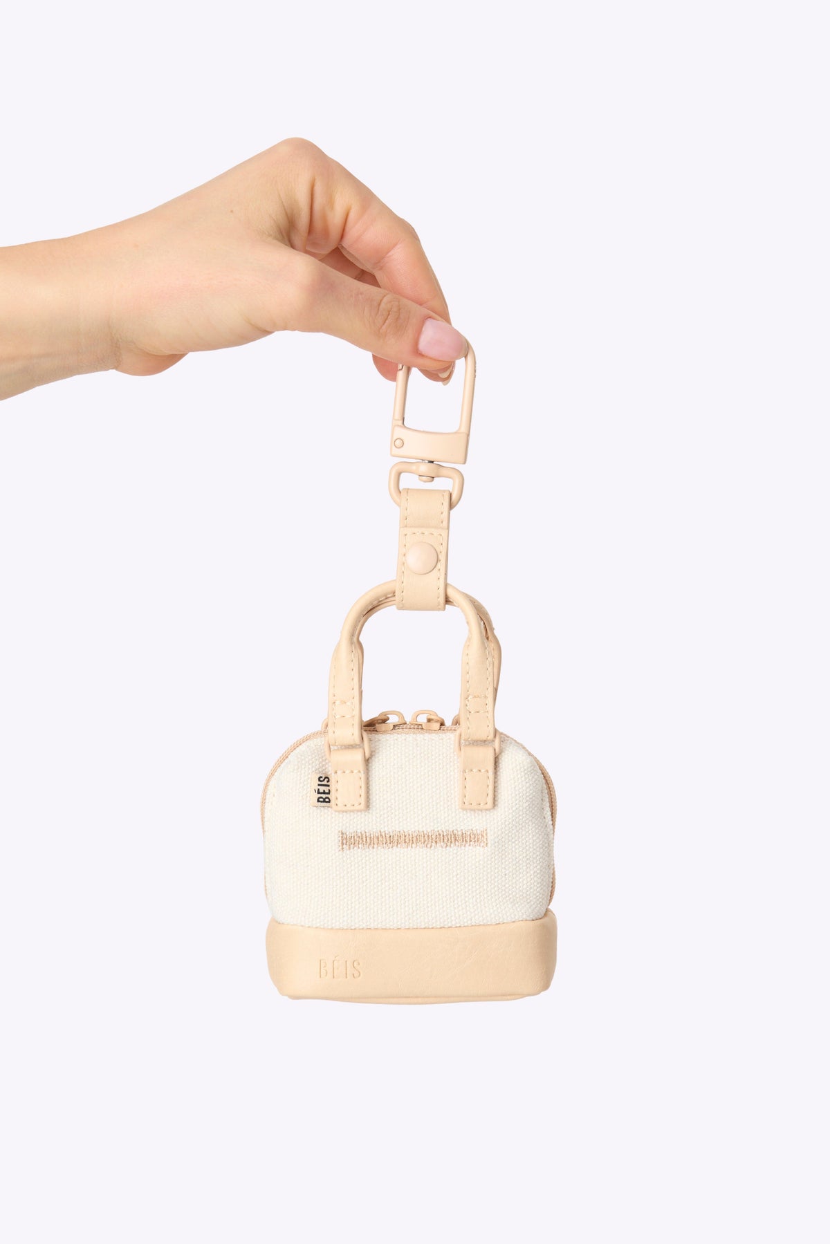 Der Micro Weekender Charm in Beige