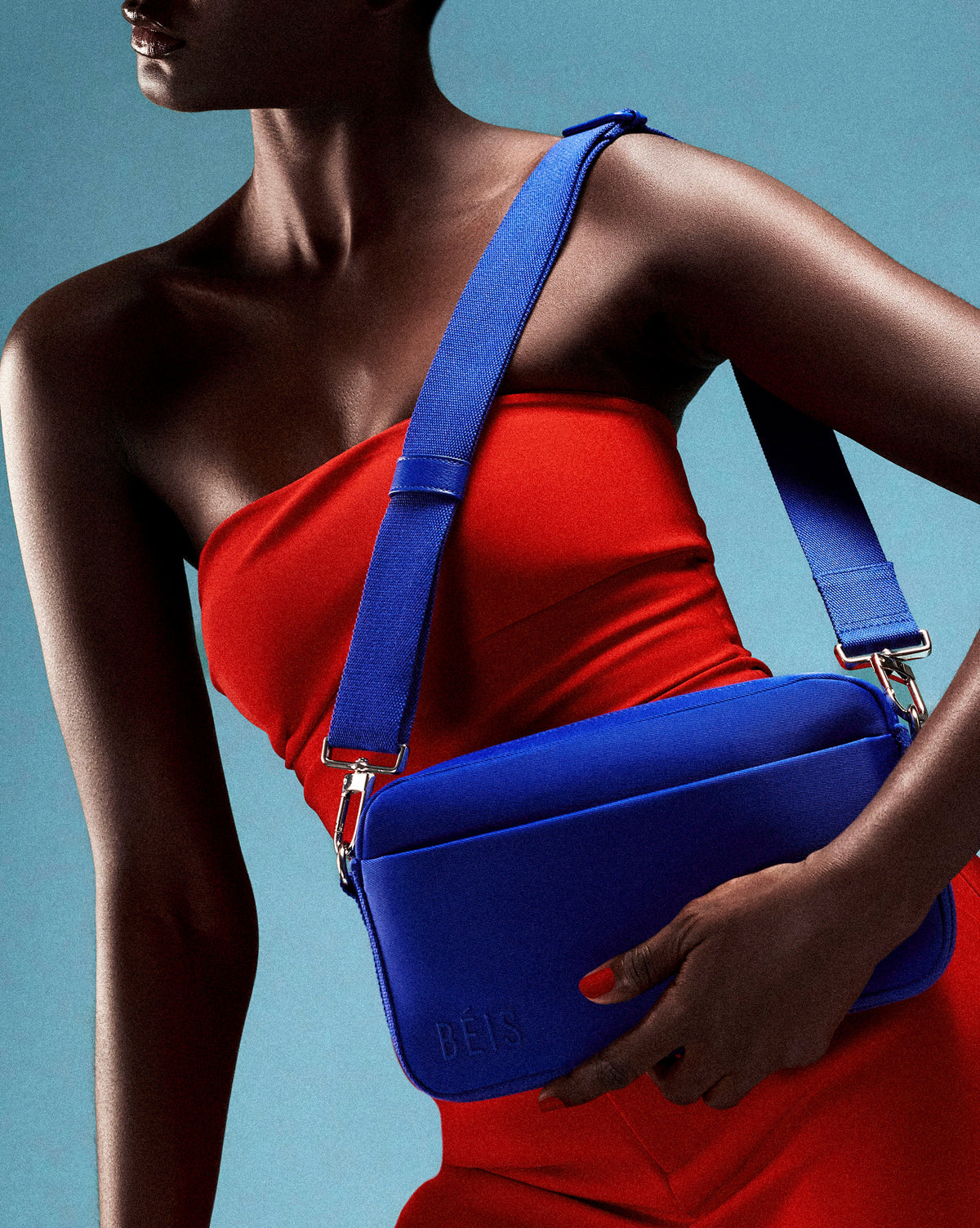 El bolso cruzado de viaje en azul cobalto
