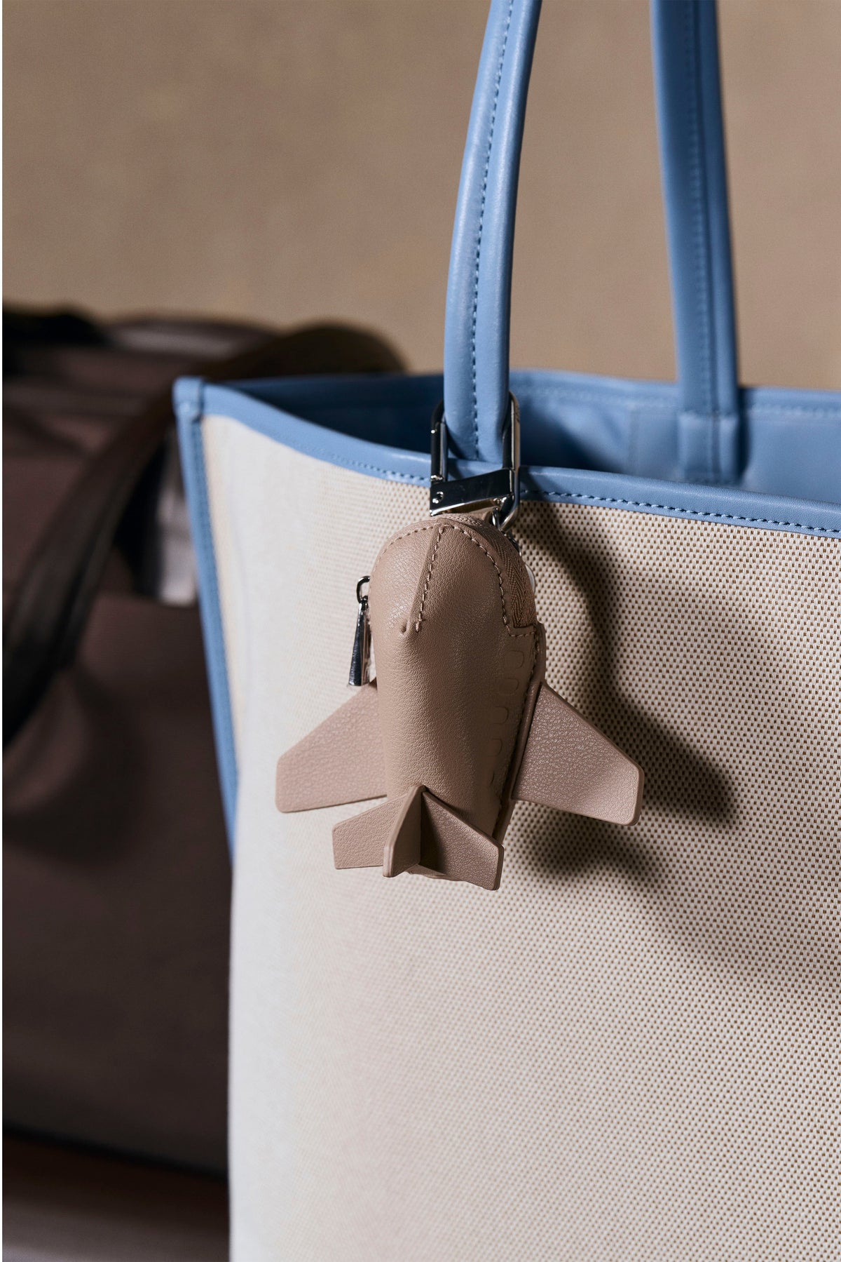 Der Flugzeug-Anhänger in Beige