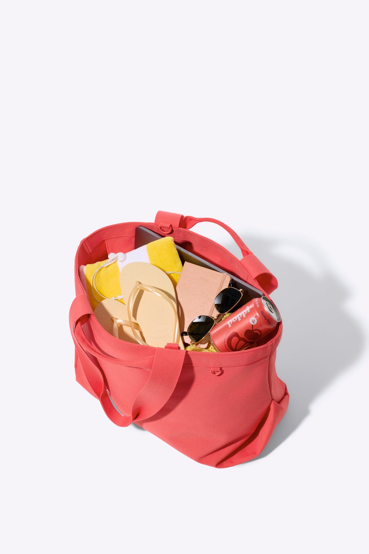 El bolso de viaje tipo tote de BÉIS x poppi en color Ponche de frutas