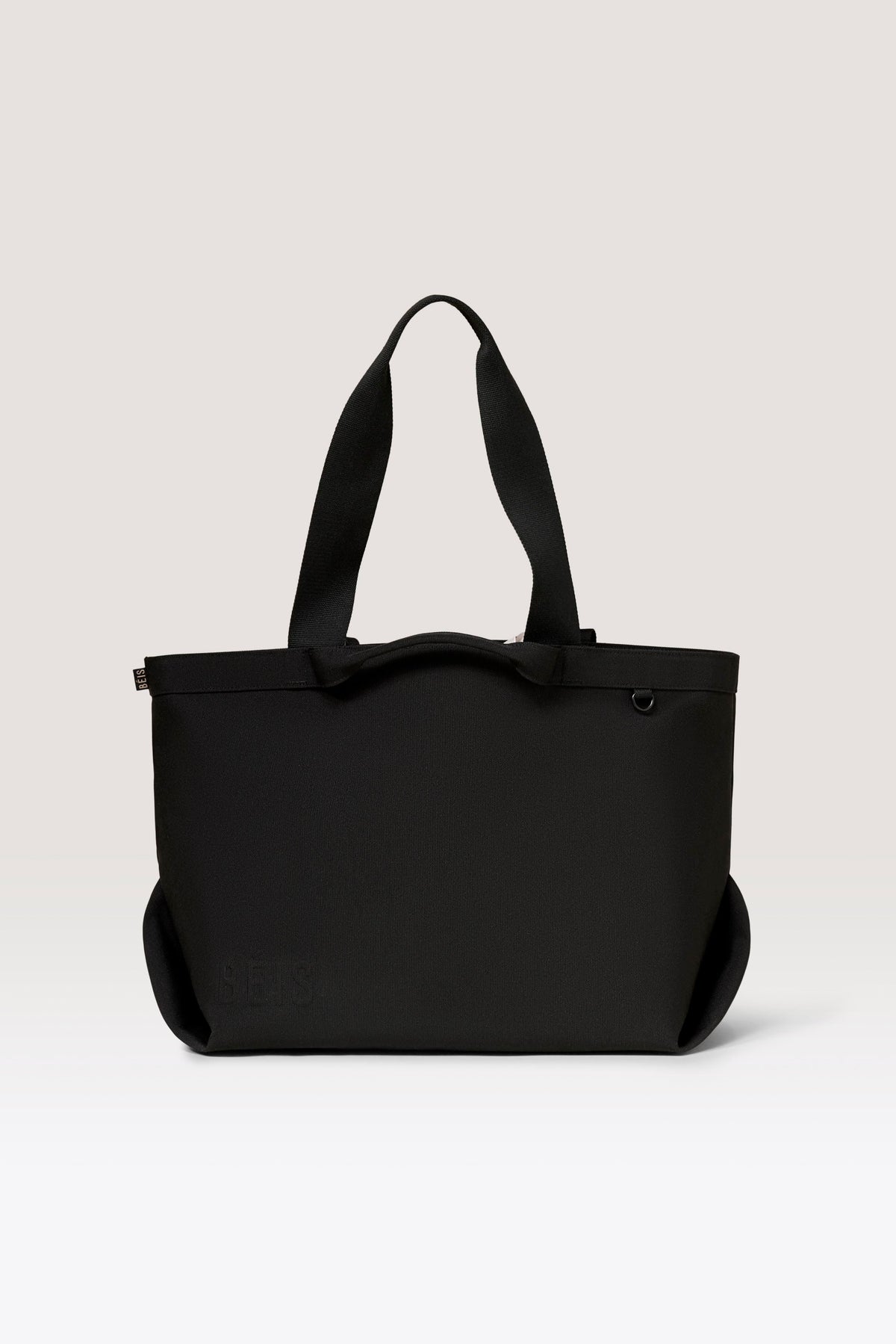 El bolso tote de viaje en negro