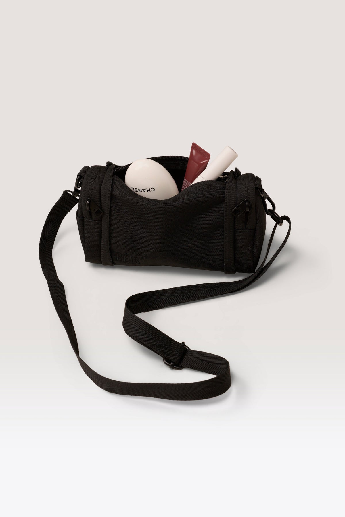 El adorno para bolso cruzado Expandable en negro