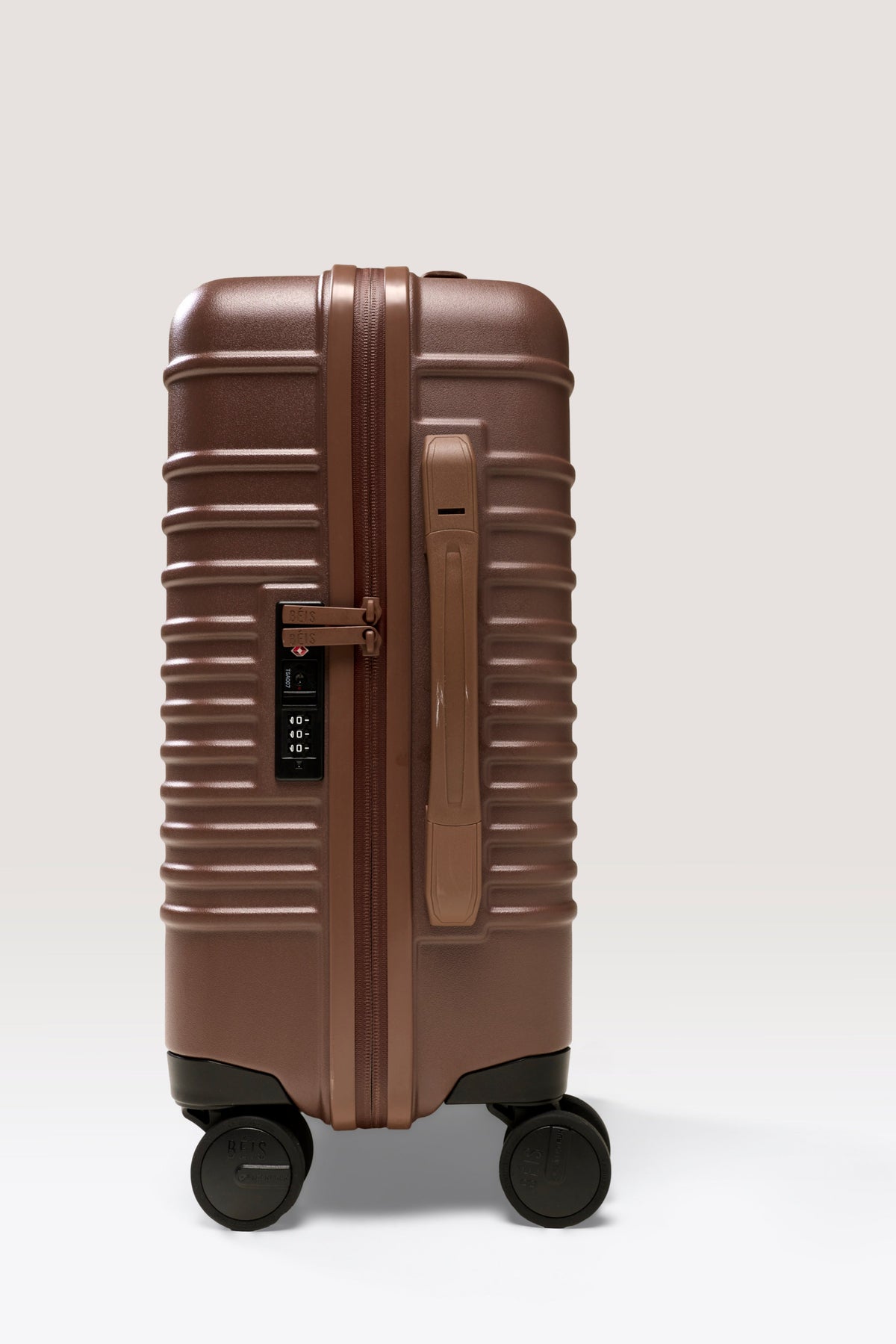 La petite valise à roulettes en érable