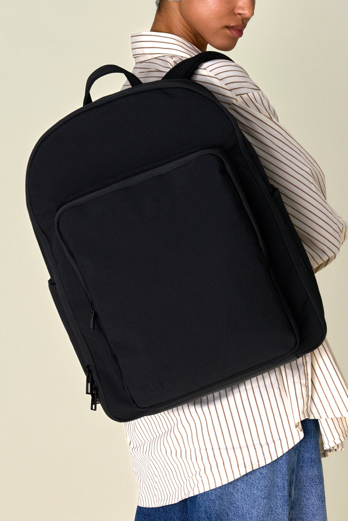 Le sac à dos de voyage en noir