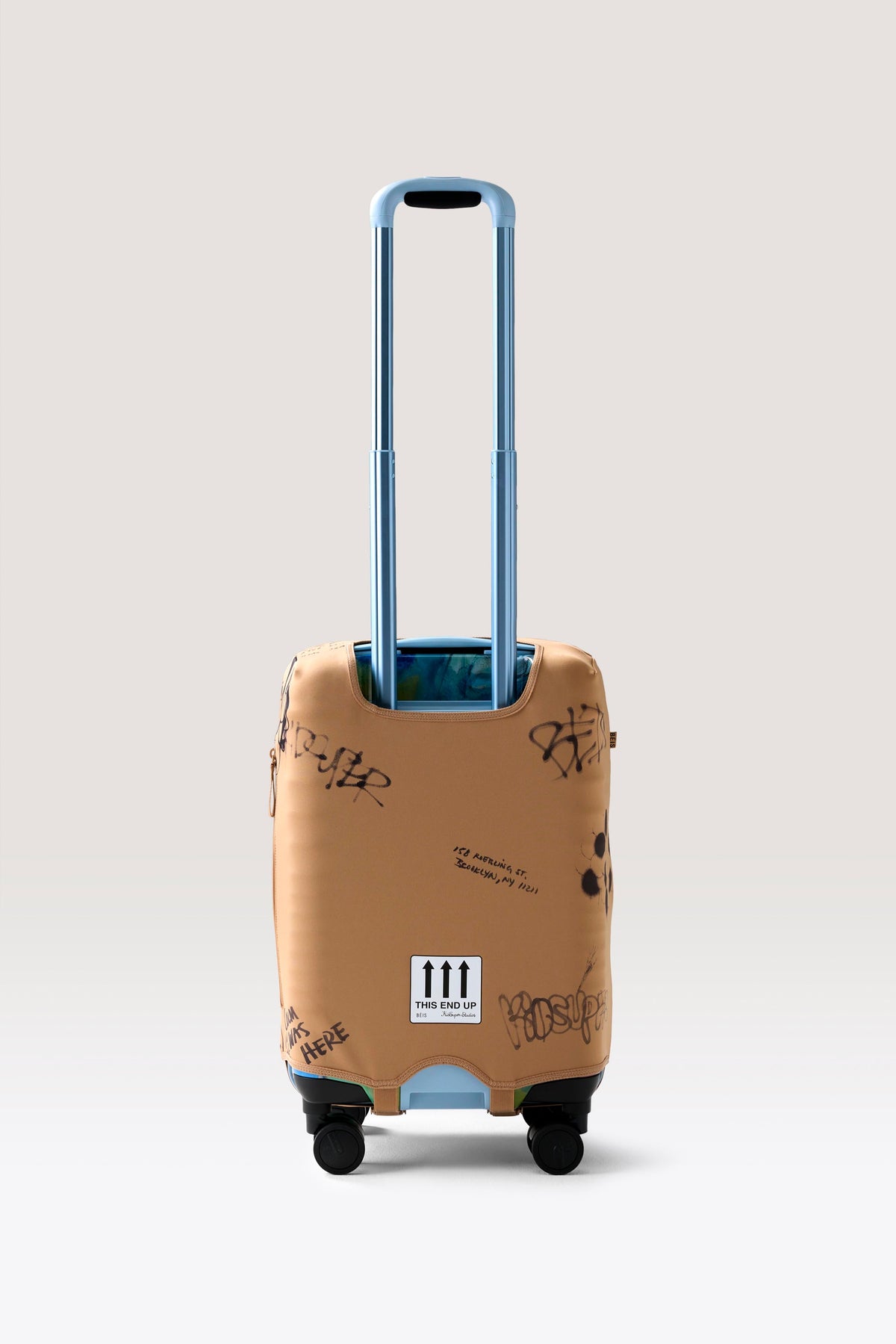 La funda para equipaje de mano híbrido de BÉIS x KidSuper en color Cargo