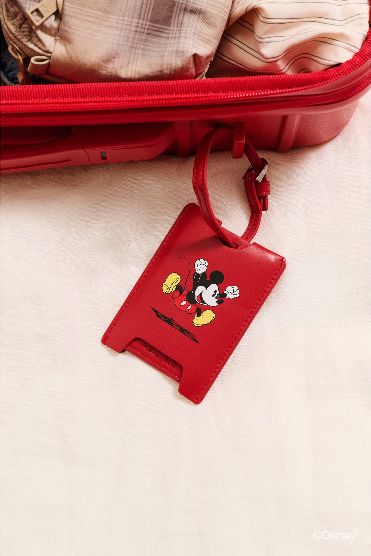 Der Disney-Gepäckanhänger in Mickey-Maus-Rot
