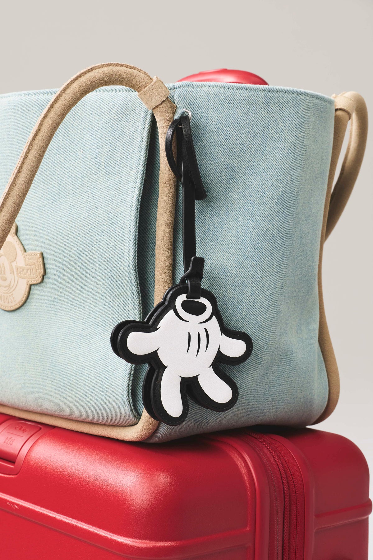 El charm con espejo y guante de Mickey Mouse en negro