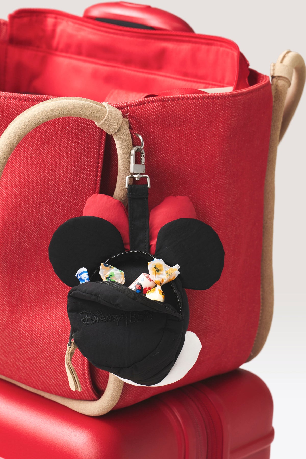 Die Minnie Mouse Charm-Tasche in Schwarz