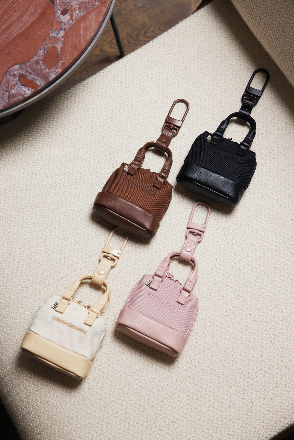Der Micro Weekender Charm in Atlas Pink