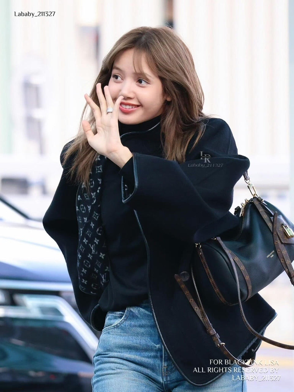 The "Express PM"—a model favored by Lisa—features a sophisticated, urban design; it’s a versatile bag that perfectly complements autumn and winter outfits.