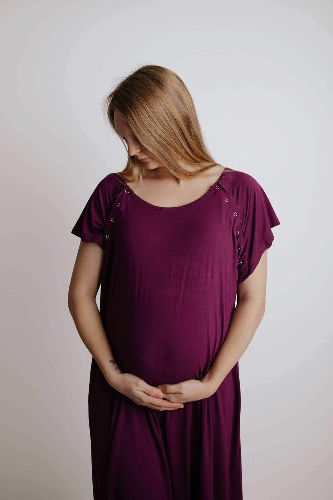 Pflaumenviolettes Umstands-Geburts- und Stillnachthemd