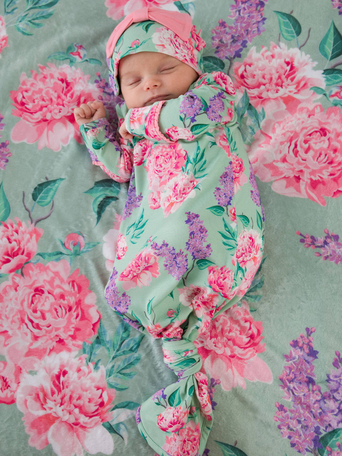 Conjunto de camisón de dormir anudado con volantes y gorro con lazo para bebé niña, estampado floral Sage Garden de bambú y elastano