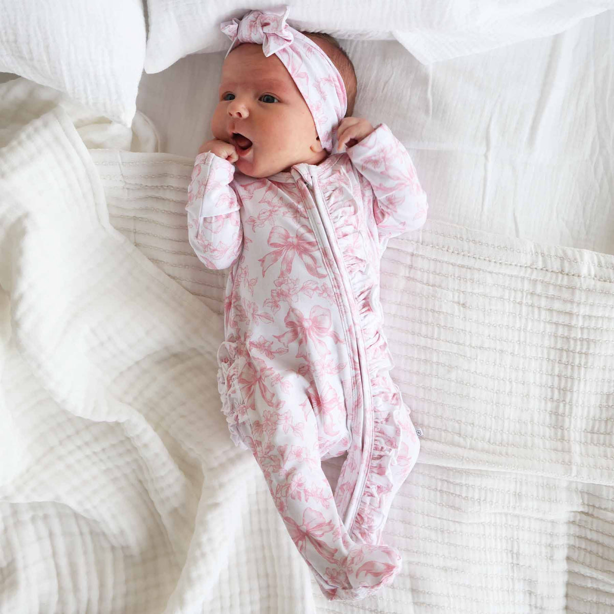 Tutina footie bambina in bamboo-spandex rosa toile con zip e grip