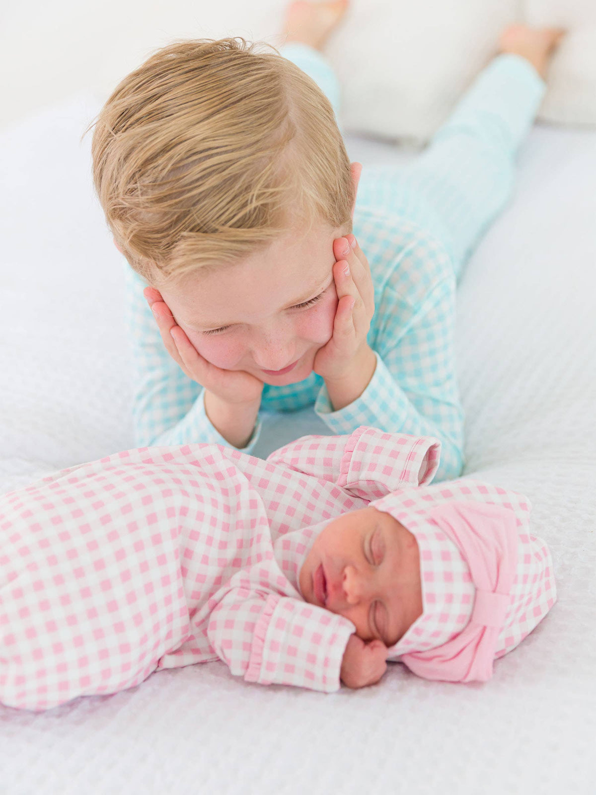 SoftSnooze™ Baby Mädchen Baumwoll-Modal Schlafkleid mit Rüschen und Knoten-Saum in Pink-Gingham mit passender Schleifenmütze