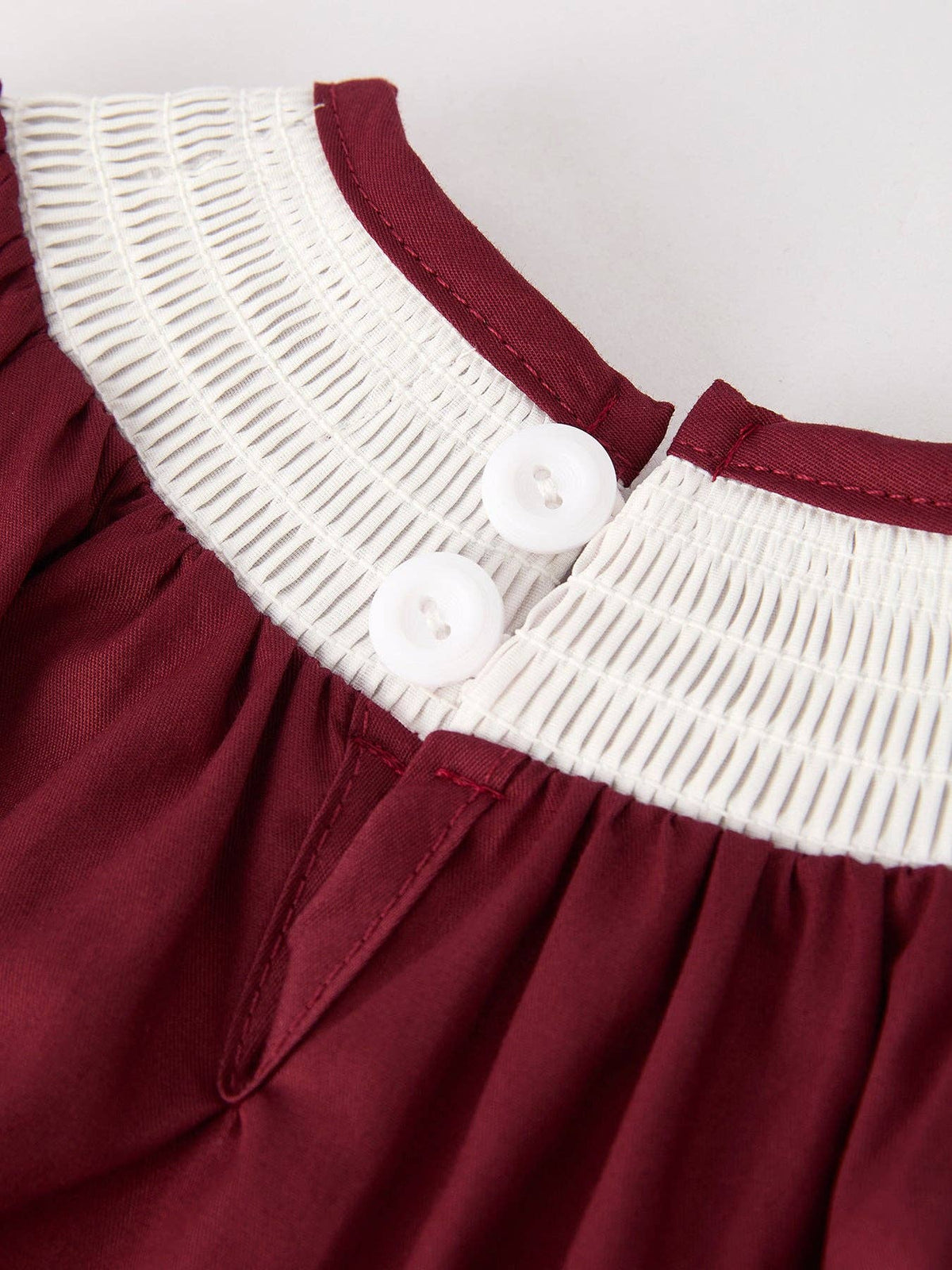 Ranita de bautizo para niña de algodón con pechera fruncida y corte tipo obispo, color rojo oscuro