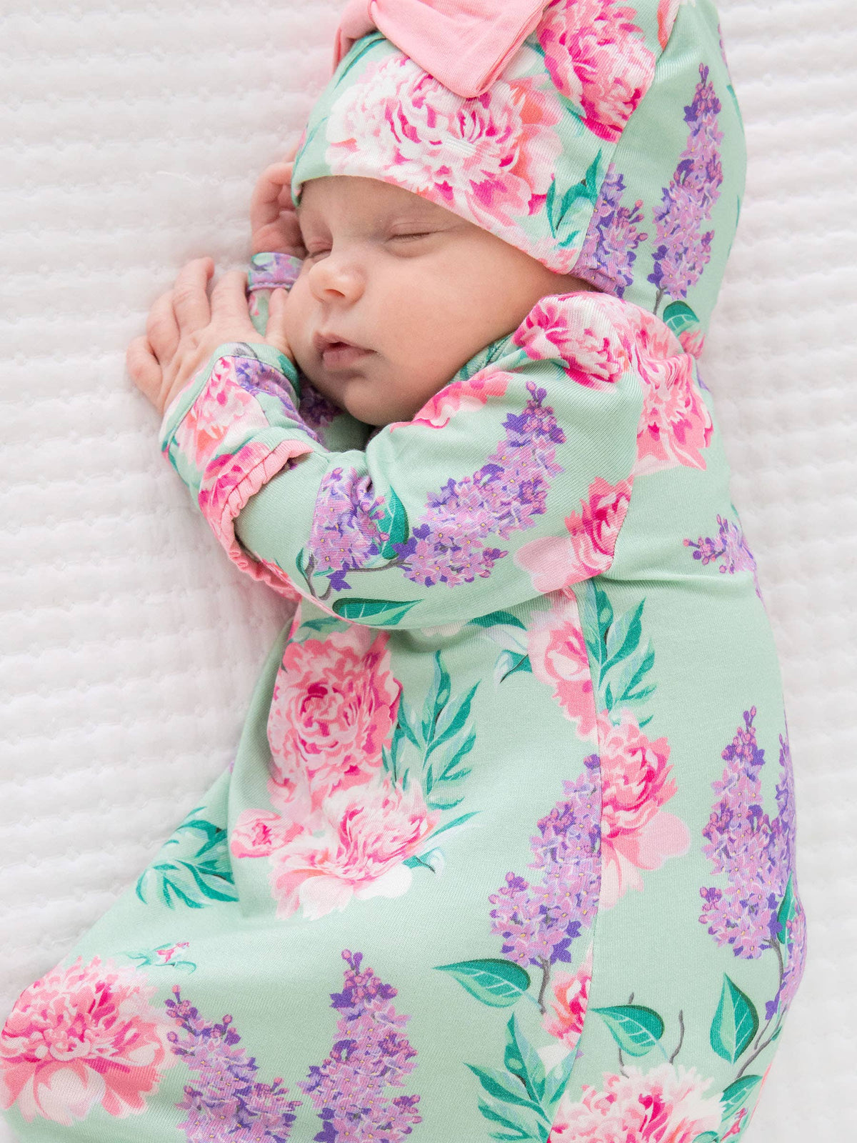 Conjunto de camisón de dormir anudado con volantes y gorro con lazo para bebé niña, estampado floral Sage Garden de bambú y elastano