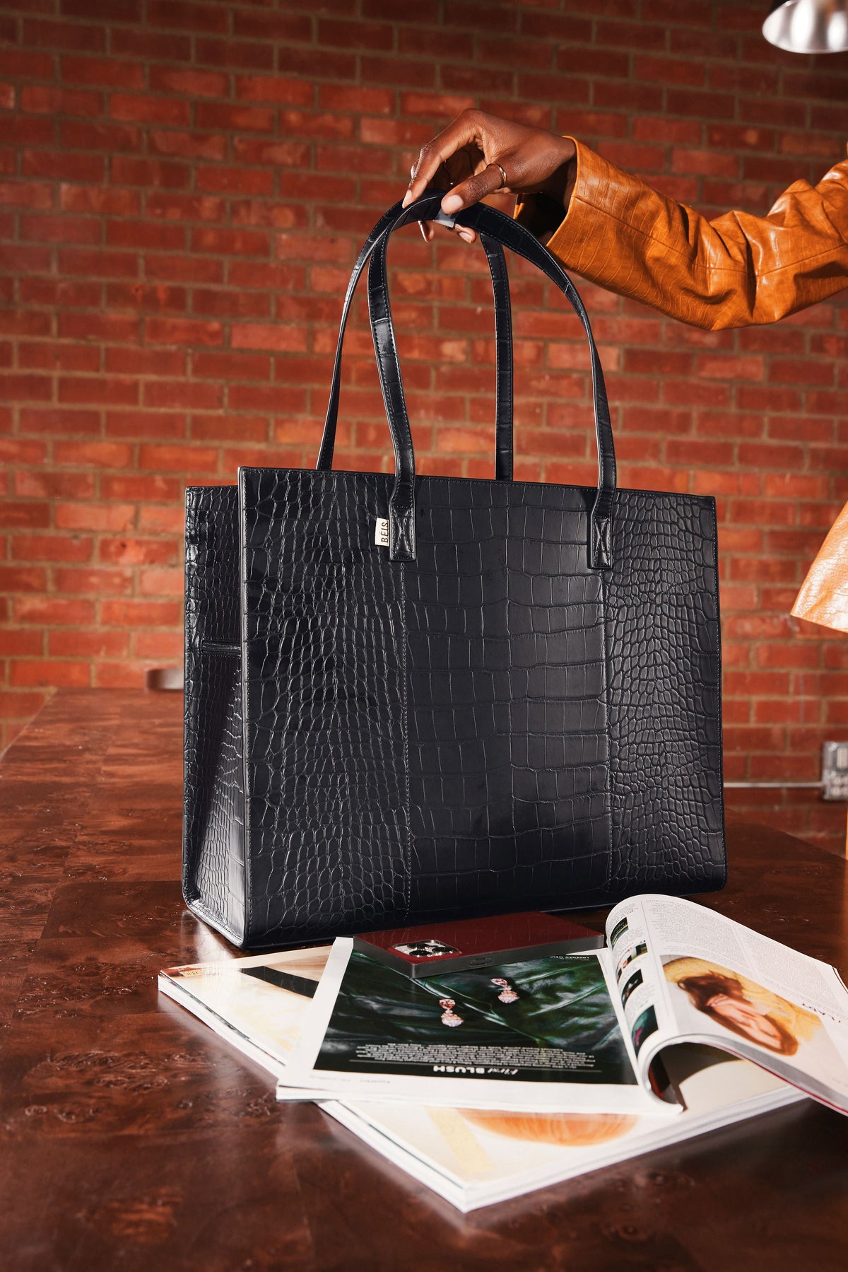 El bolso tote grande de trabajo en negro croco