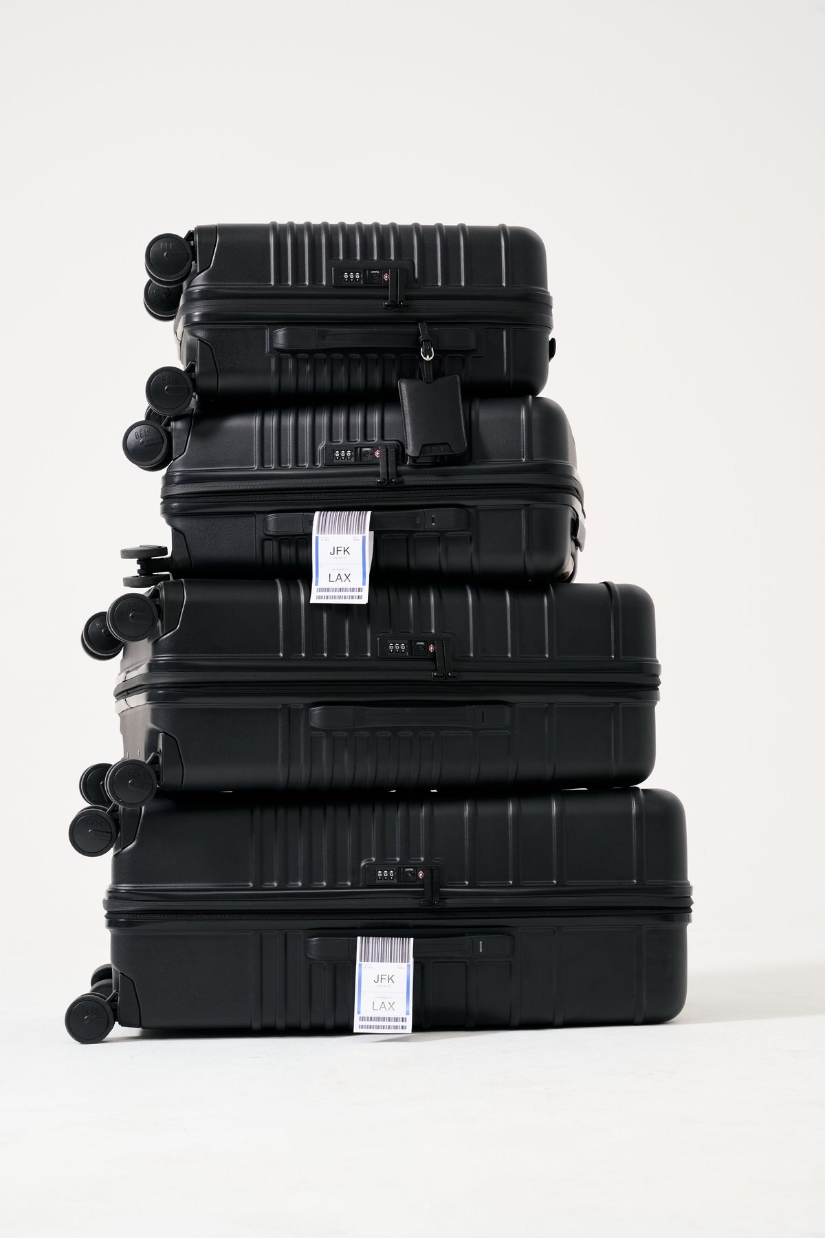 La valise cabine de taille moyenne, noir