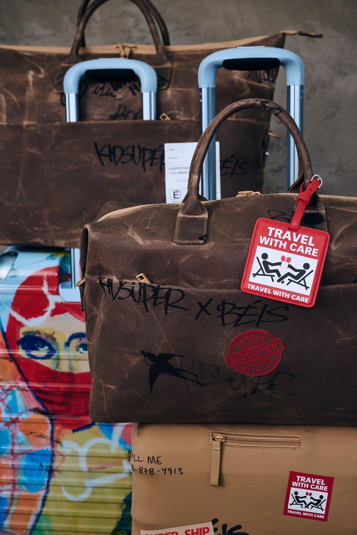 La etiqueta de equipaje Pro de BÉIS x KidSuper en rojo