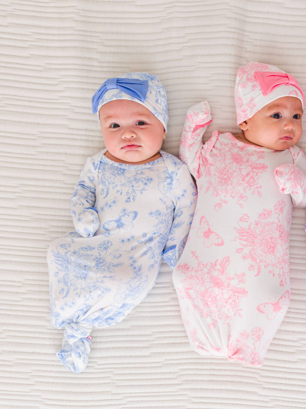 Bambus-Elasthan-Schlafsack mit Rüschen, Knoten und Schleifenmütze, Periwinkle Butterfly Toile, für Babymädchen