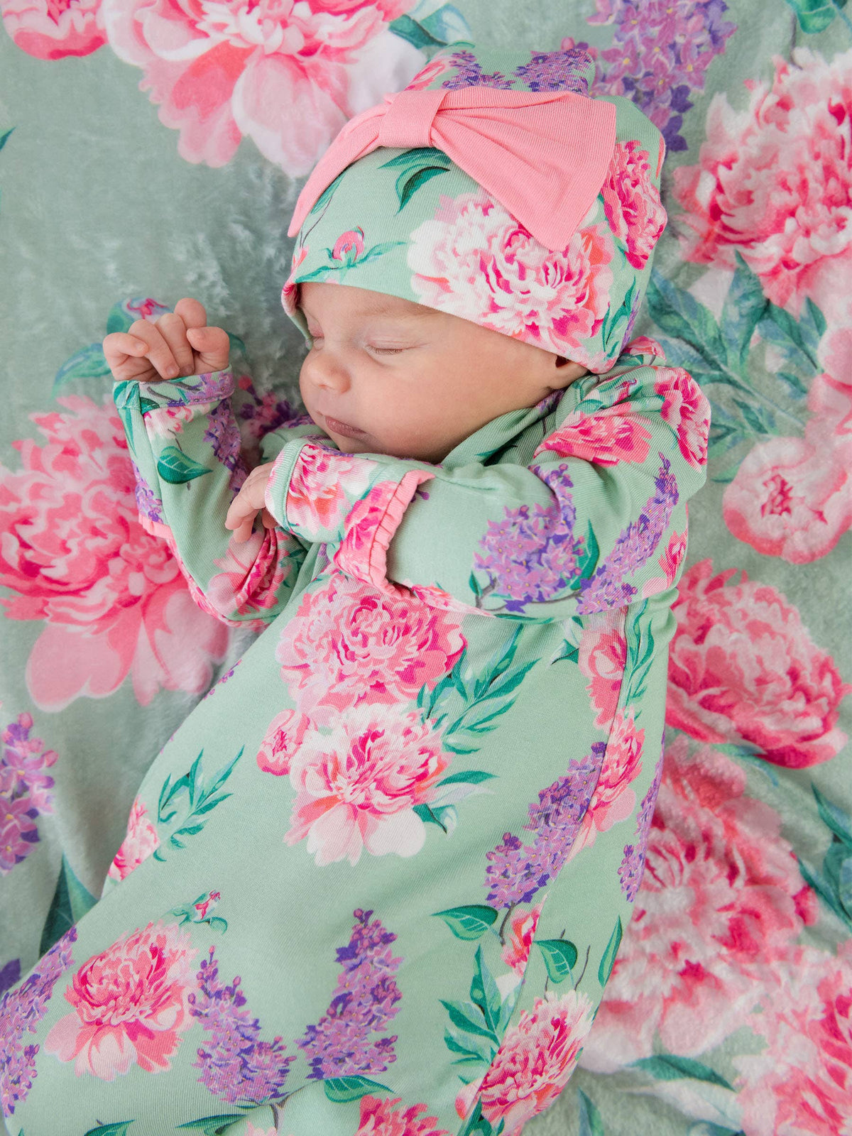 Conjunto de camisón de dormir anudado con volantes y gorro con lazo para bebé niña, estampado floral Sage Garden de bambú y elastano