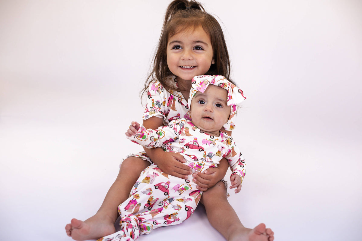 Bata de dormir anudada para bebé con diseño elegante de cachorros