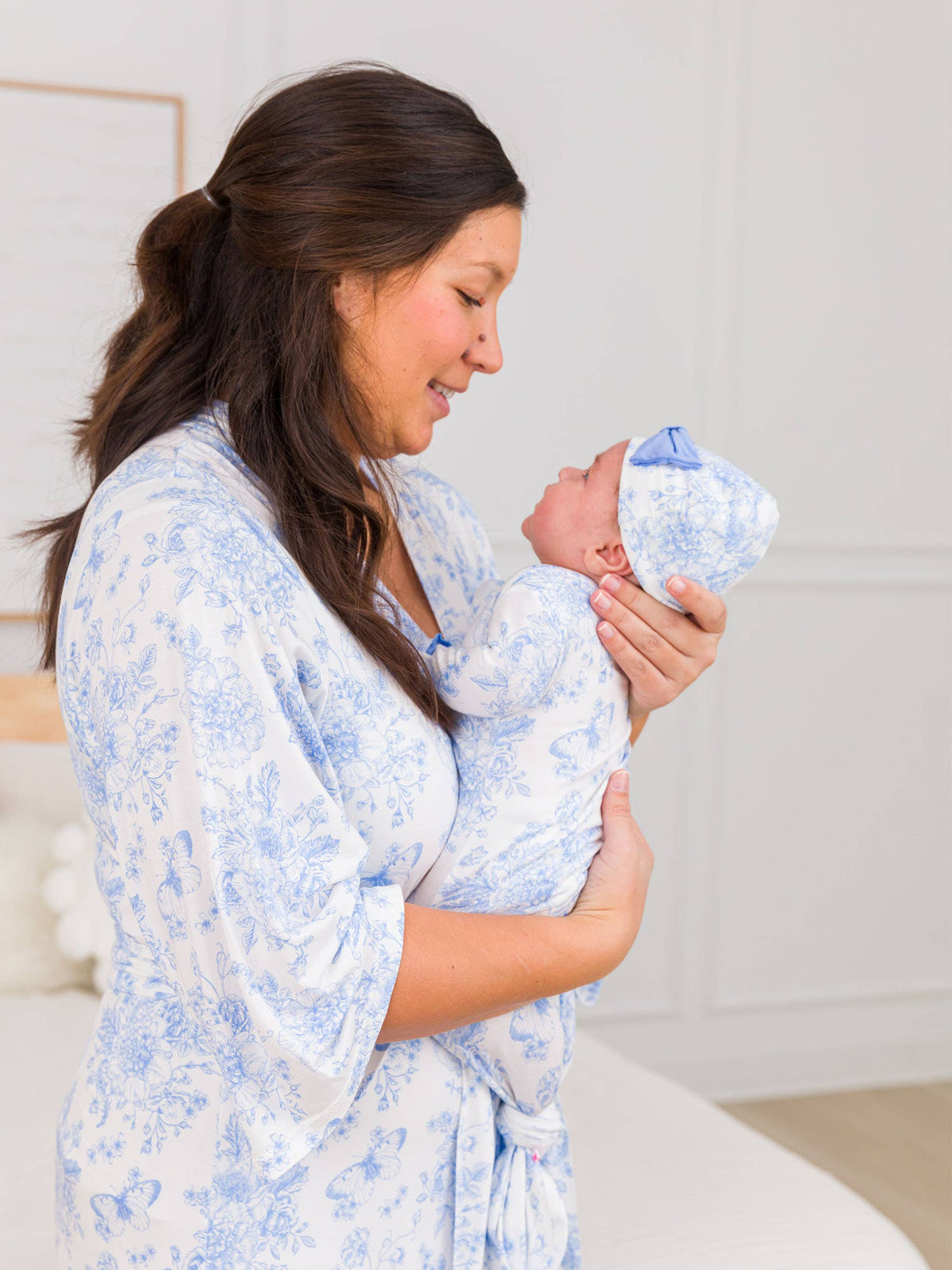 Bambus-Elasthan-Schlafsack mit Rüschen, Knoten und Schleifenmütze, Periwinkle Butterfly Toile, für Babymädchen
