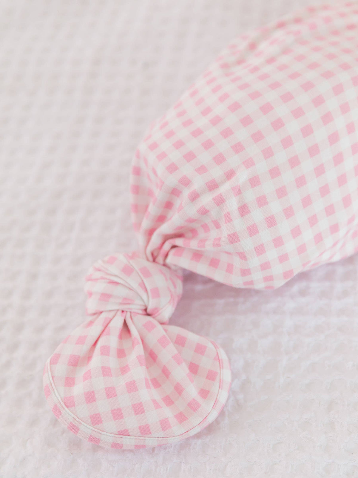 SoftSnooze™ Baby Mädchen Baumwoll-Modal Schlafkleid mit Rüschen und Knoten-Saum in Pink-Gingham mit passender Schleifenmütze
