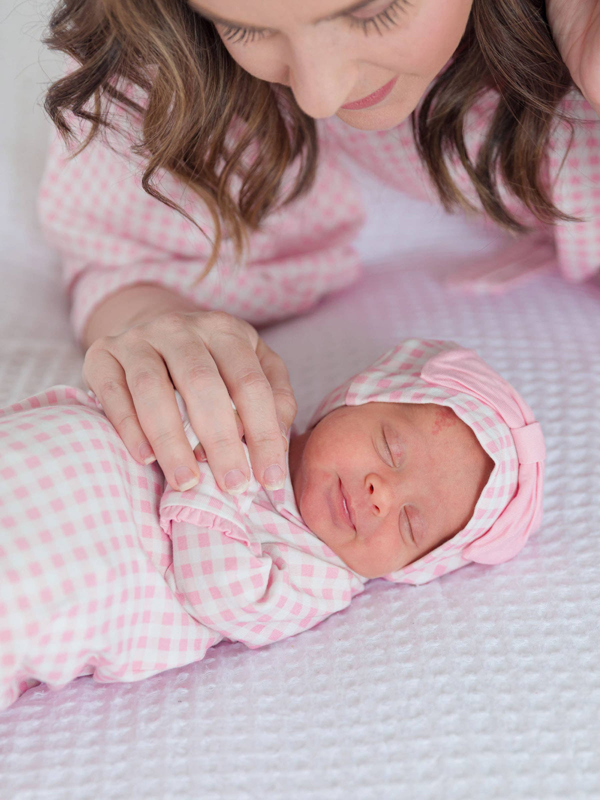 SoftSnooze™ Baby Mädchen Baumwoll-Modal Schlafkleid mit Rüschen und Knoten-Saum in Pink-Gingham mit passender Schleifenmütze