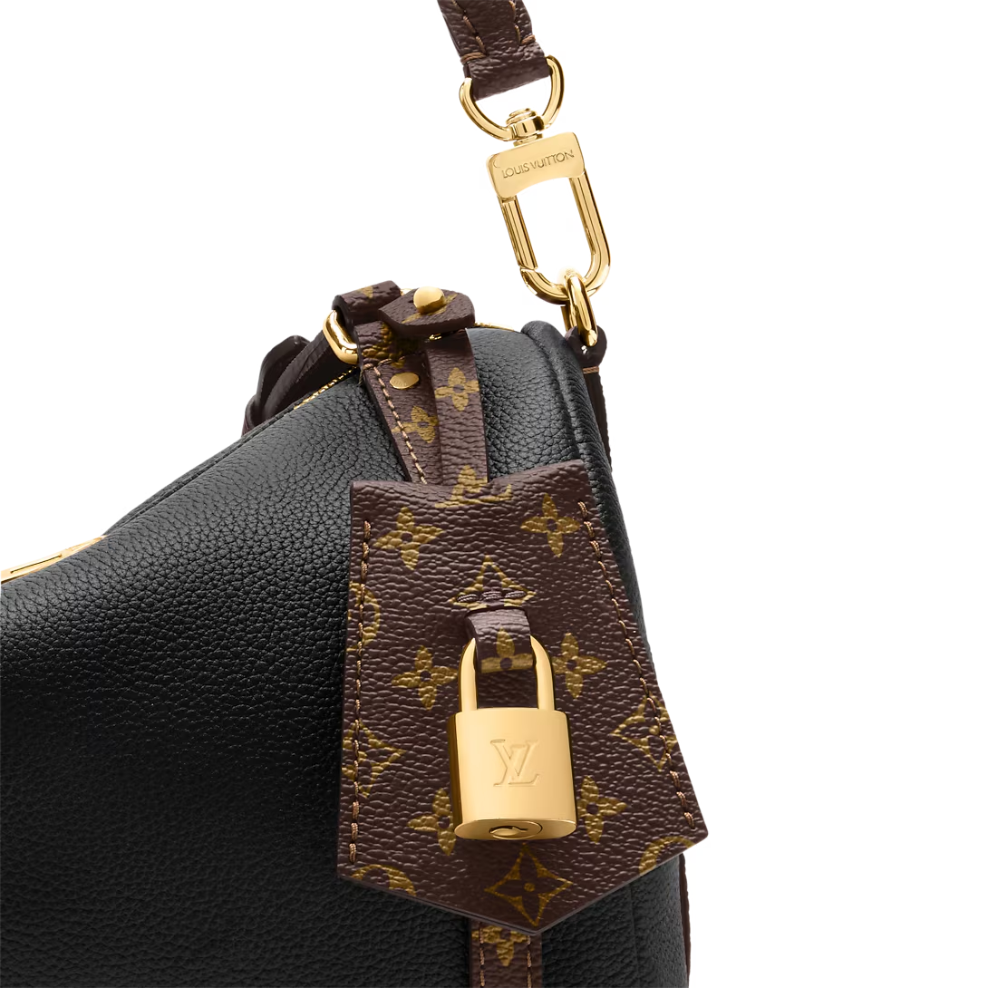 The "Express PM"—a model favored by Lisa—features a sophisticated, urban design; it’s a versatile bag that perfectly complements autumn and winter outfits.