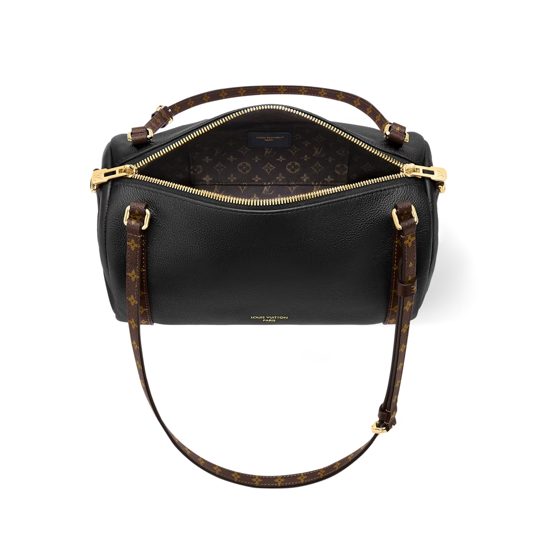 The "Express PM"—a model favored by Lisa—features a sophisticated, urban design; it’s a versatile bag that perfectly complements autumn and winter outfits.