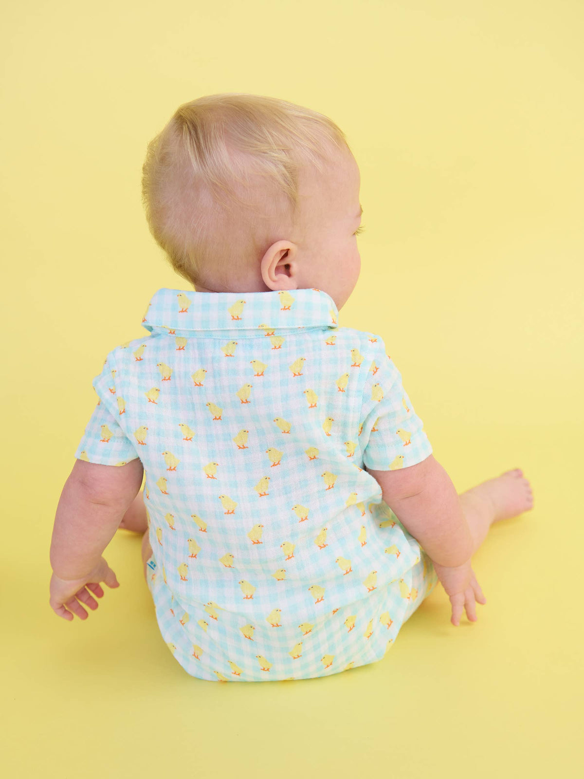 Baby-Strampler mit Knopfleiste aus 100 % Baumwoll-Musselin, blau kariert mit Küken-Print