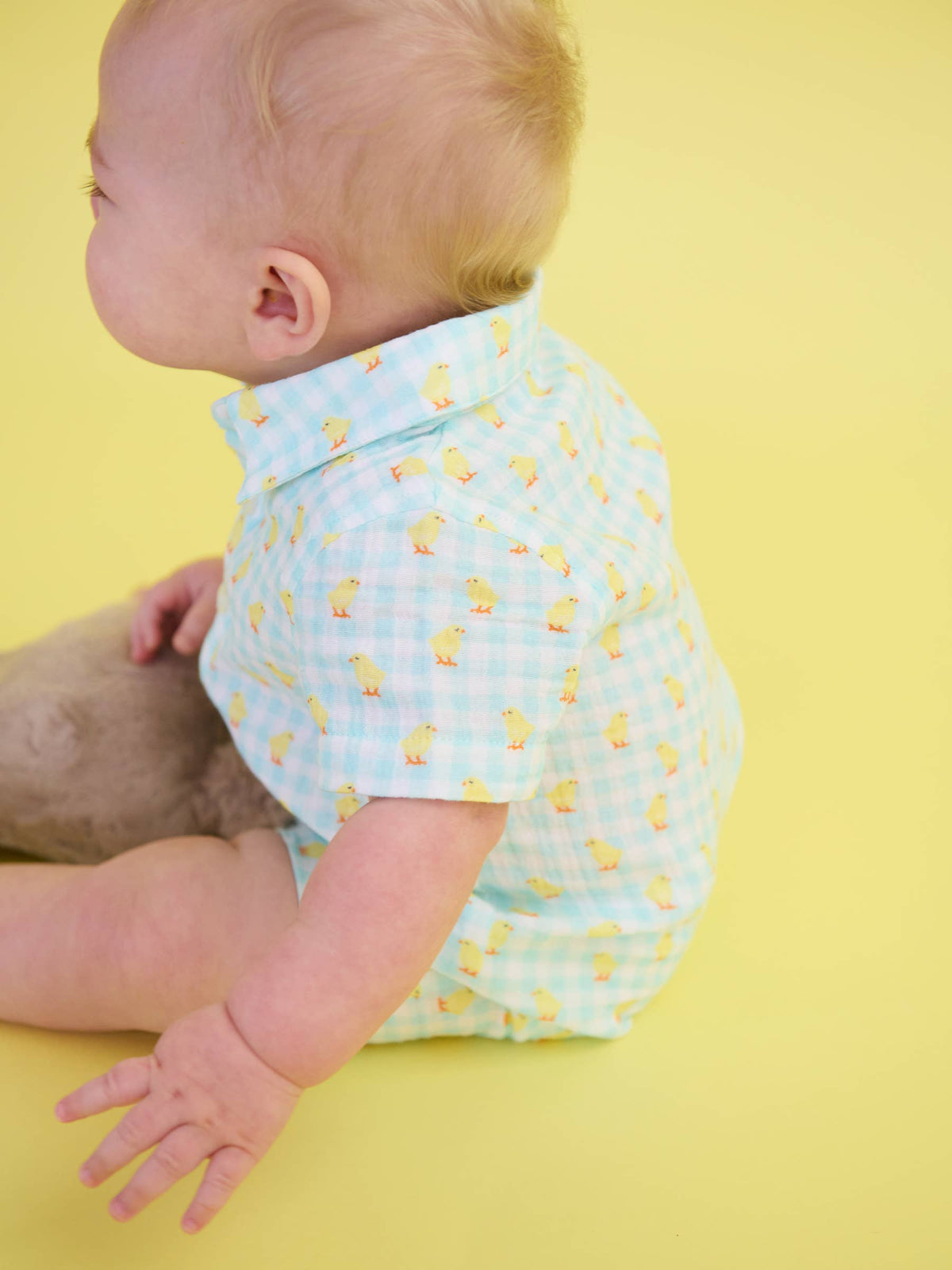 Baby-Strampler mit Knopfleiste aus 100 % Baumwoll-Musselin, blau kariert mit Küken-Print