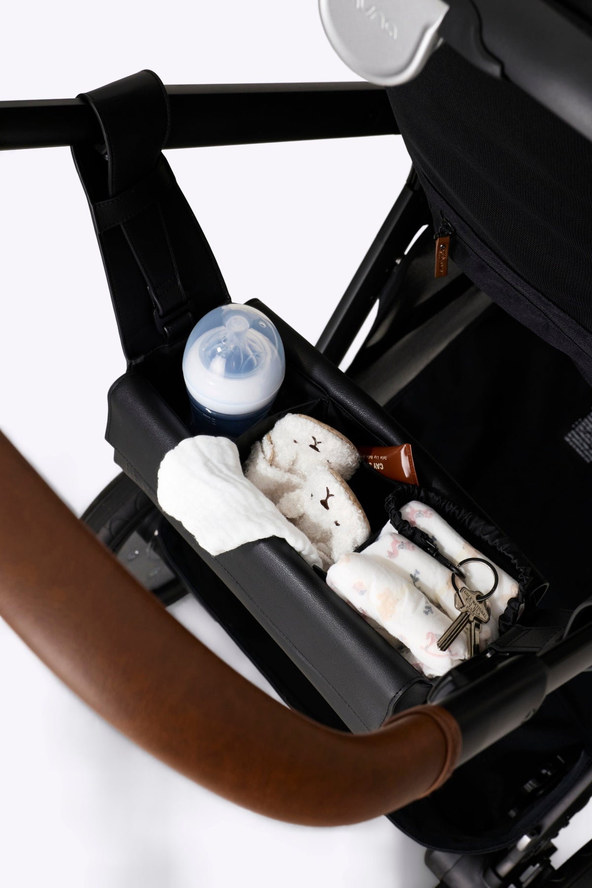 El organizador convertible para cochecito en negro