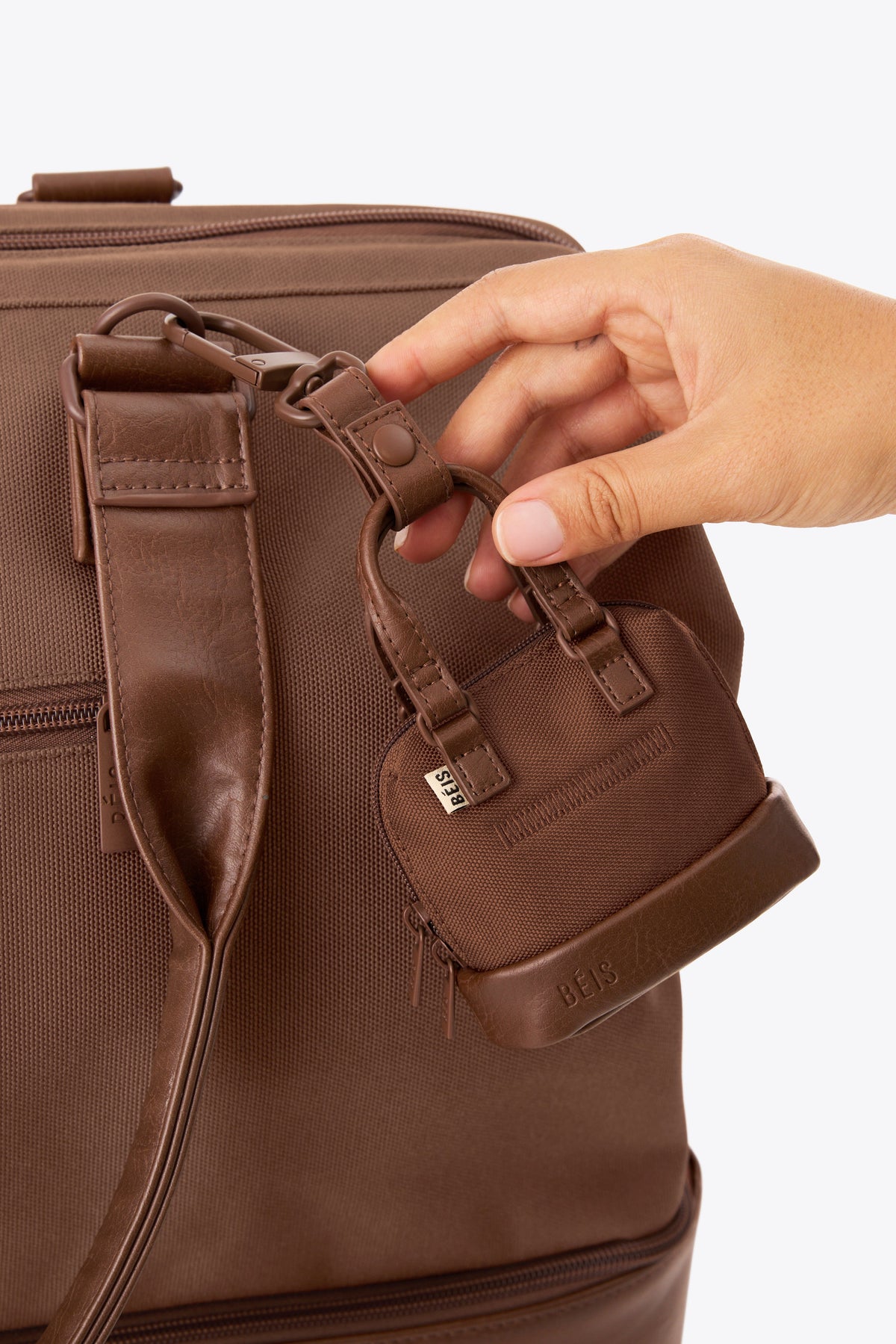 Der Micro Weekender Charm in Maple