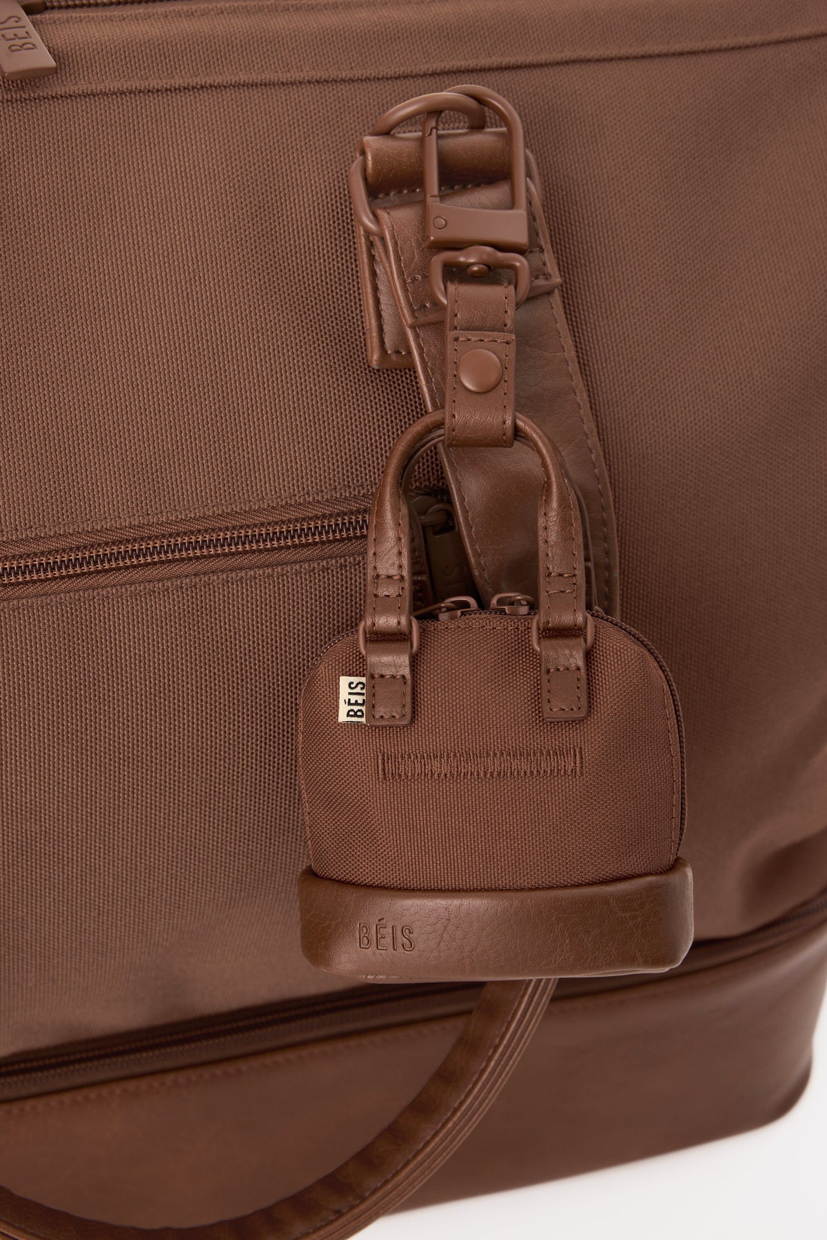 Der Micro Weekender Charm in Maple