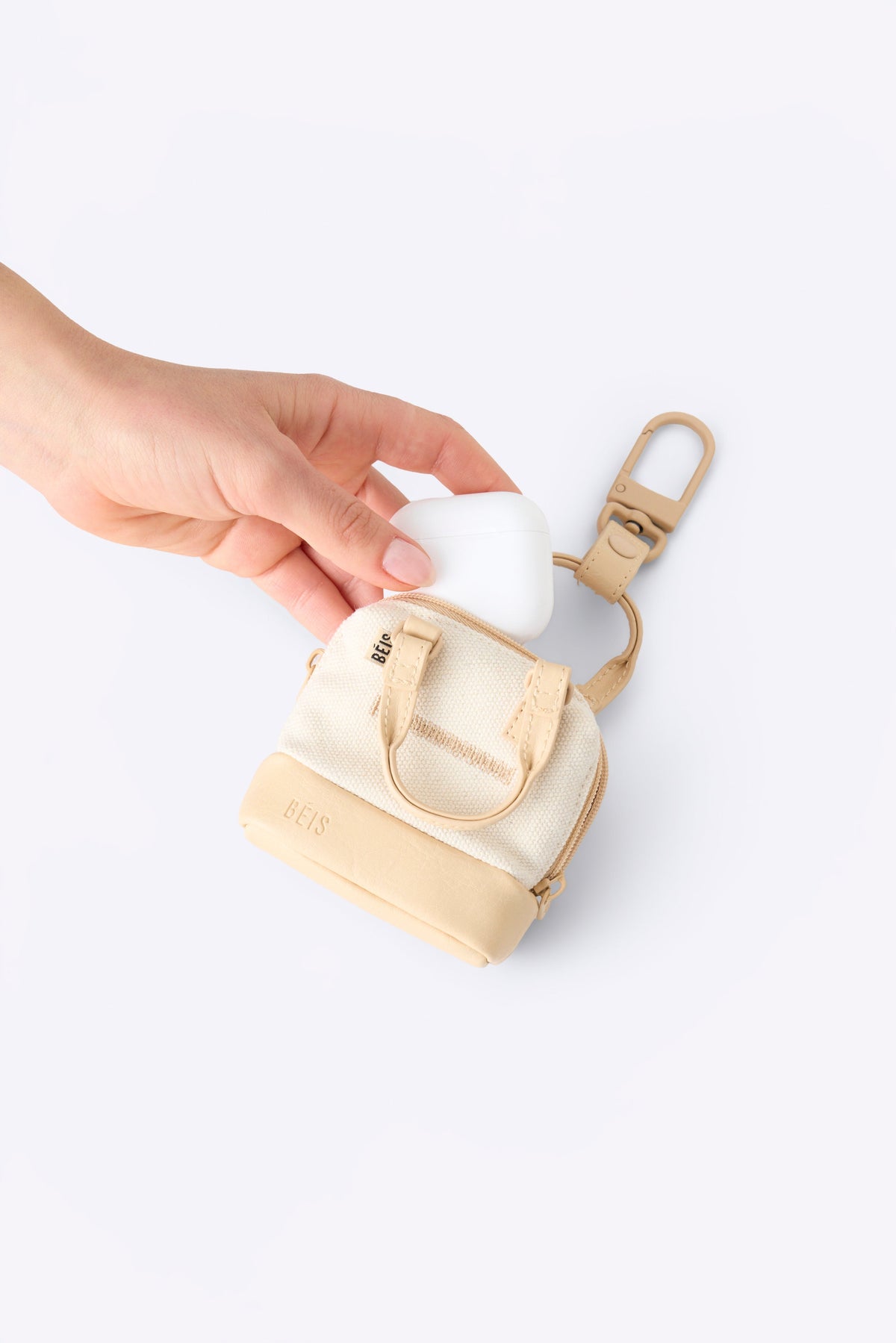 Der Micro Weekender Charm in Beige