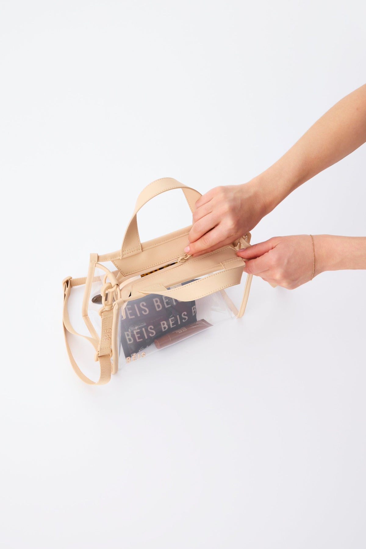 La Stadium Crossbody in Beige